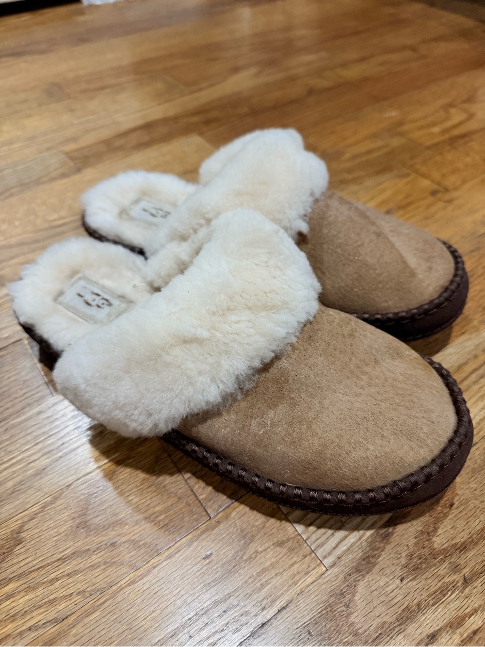 UGG Women Aira Slippers  Tan & Cream